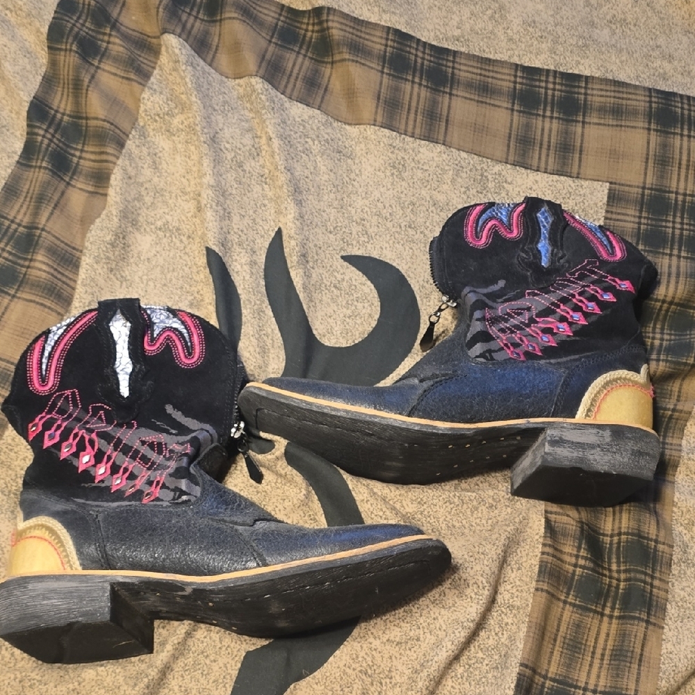 Ariat Black and Pink Embroidered Western Boots Only Worn Once Like Brand New - Picture 3 of 6